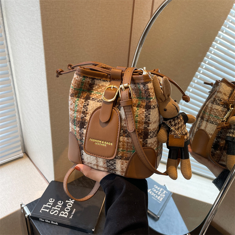 Torba tipa kofa za svakodnevnu upotrebu (Stil: urbana jednostavnost; Materijal: filc; Oblik: torba-kofa; Otvaranje: traka; Podstava: poliester)