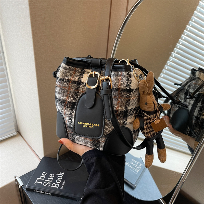 Torba tipa kofa za svakodnevnu upotrebu (Stil: urbana jednostavnost; Materijal: filc; Oblik: torba-kofa; Otvaranje: traka; Podstava: poliester)