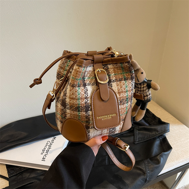 Torba tipa kofa za svakodnevnu upotrebu (Stil: urbana jednostavnost; Materijal: filc; Oblik: torba-kofa; Otvaranje: traka; Podstava: poliester)