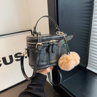 PU teksturirana bucket torba, cilindrični oblik, zatvarač, urbani minimalistički stil (Urban Simplicity; PU; Bucket bag; Cylinder shape; Zipper)