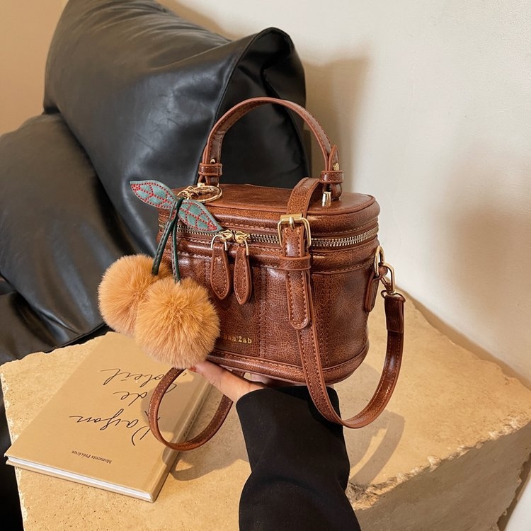 PU teksturirana bucket torba, cilindrični oblik, zatvarač, urbani minimalistički stil (Urban Simplicity; PU; Bucket bag; Cylinder shape; Zipper)