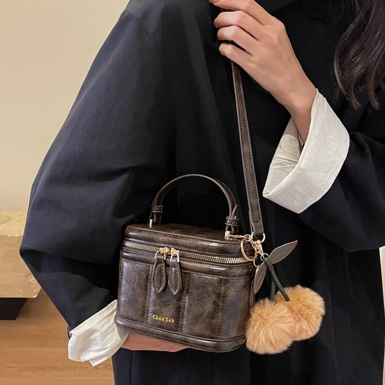 PU teksturirana bucket torba, cilindrični oblik, zatvarač, urbani minimalistički stil (Urban Simplicity; PU; Bucket bag; Cylinder shape; Zipper)
