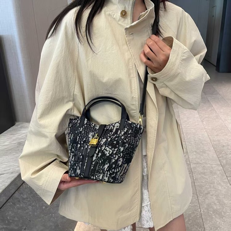 PU bucket táska vintage virágmintával, városi minimalist stílusban, basket bag kialakítás; belső bélés szintetikus bőr; zárózár; belső zsebek a telefonhoz és iratokhoz; egy vállpánt; mindennapi használatra.