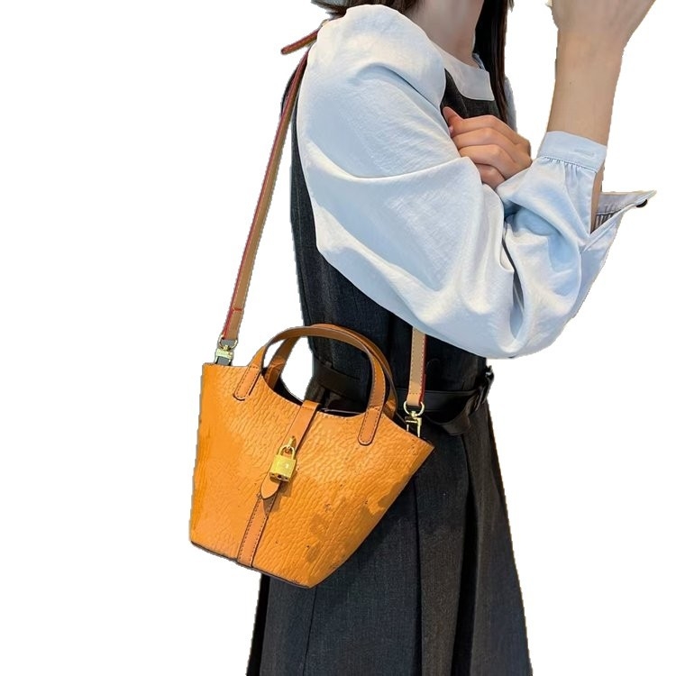 PU bucket táska vintage virágmintával, városi minimalist stílusban, basket bag kialakítás; belső bélés szintetikus bőr; zárózár; belső zsebek a telefonhoz és iratokhoz; egy vállpánt; mindennapi használatra.