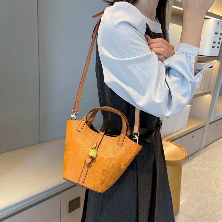 PU bucket torba s vintage floralnim uzorkom, gradski minimalistički stil, basket bag dizajn; podstava od sintetičke kože; zaključavanje; unutarnji džepovi za telefon i dokumente; jedna naramnica; svakodnevna upotreba.
