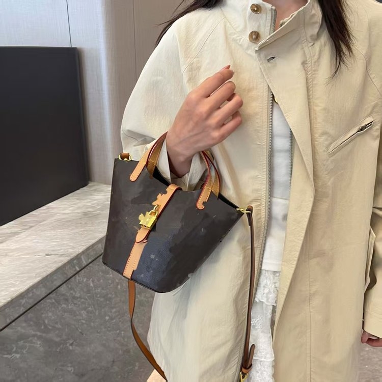 PU bucket torba s vintage floralnim uzorkom, gradski minimalistički stil, basket bag dizajn; podstava od sintetičke kože; zaključavanje; unutarnji džepovi za telefon i dokumente; jedna naramnica; svakodnevna upotreba.