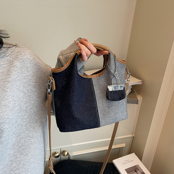 Ženska denim torba tip bucket s jednim remenom, svakodnevni gradski stil, ljeto 2025