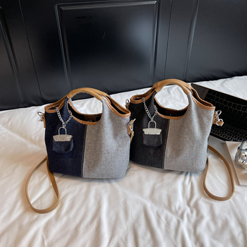 Ženska denim torba tip bucket s jednim remenom, svakodnevni gradski stil, ljeto 2025