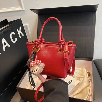 Geantă bucket cu stil urban simplu, material PU, formă bucket, închidere magnetică, buzunar interior cu fermoar, căptușeală din poliester, primăvara 2025