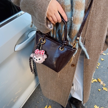 Geantă bucket cu stil urban simplu, material PU, formă bucket, închidere magnetică, buzunar interior cu fermoar, căptușeală din poliester, primăvara 2025