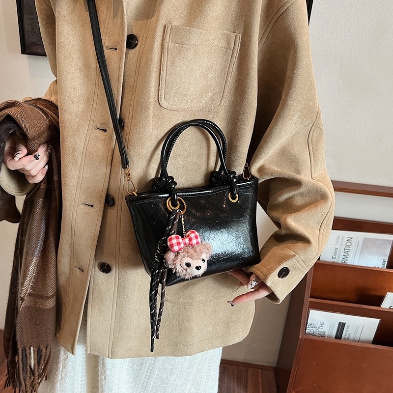 Geantă bucket cu stil urban simplu, material PU, formă bucket, închidere magnetică, buzunar interior cu fermoar, căptușeală din poliester, primăvara 2025