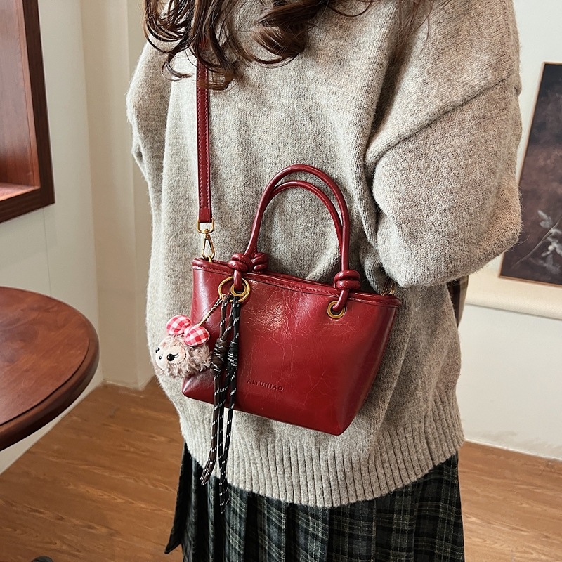 Geantă bucket cu stil urban simplu, material PU, formă bucket, închidere magnetică, buzunar interior cu fermoar, căptușeală din poliester, primăvara 2025