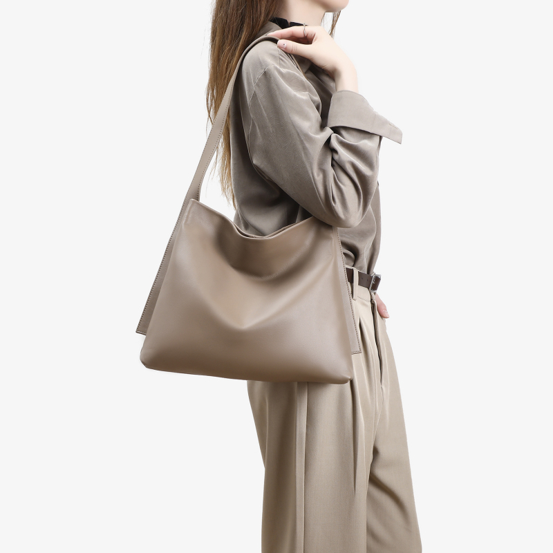 Torba kofa, casual stil; koža prvog sloja; magnetska kopča; jednostruka naramenica; unutarnja džep