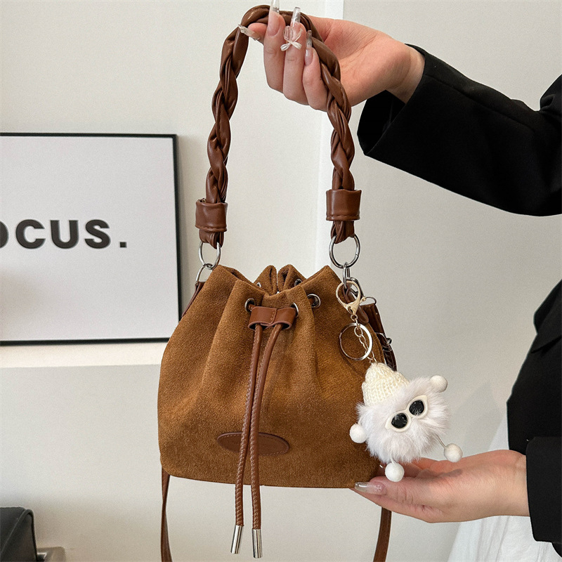 Bucket bag textură frosted, formă verticală pătrată, deschidere cu fermoar, buzunar interior cu fermoar, căptușeală poliester