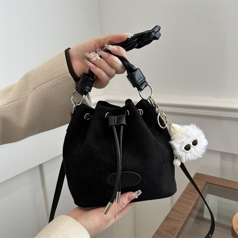 Bucket bag textură frosted, formă verticală pătrată, deschidere cu fermoar, buzunar interior cu fermoar, căptușeală poliester