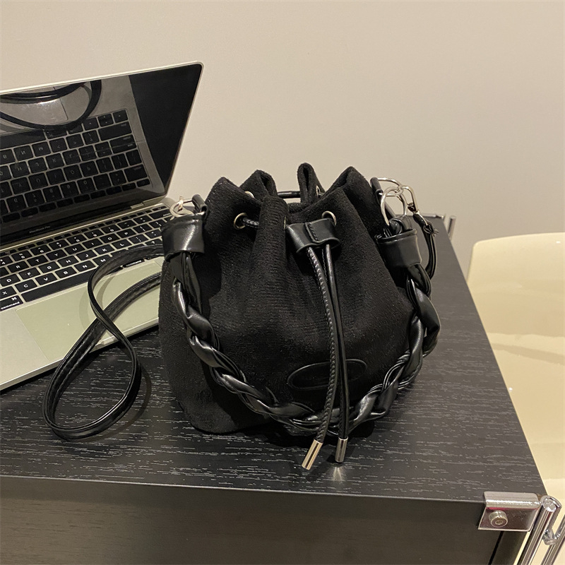 Bucket bag textură frosted, formă verticală pătrată, deschidere cu fermoar, buzunar interior cu fermoar, căptușeală poliester