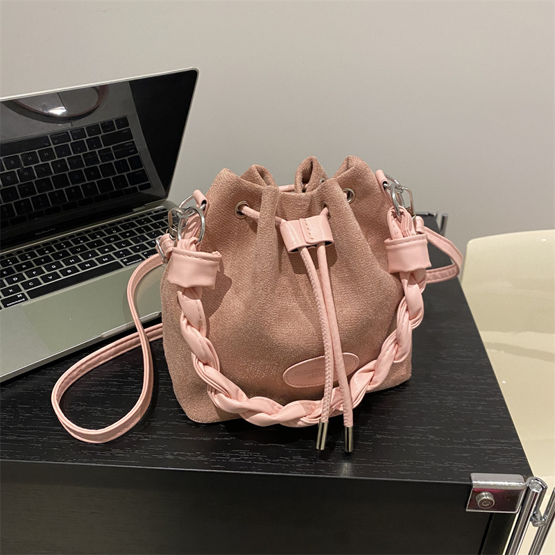 Bucket bag textură frosted, formă verticală pătrată, deschidere cu fermoar, buzunar interior cu fermoar, căptușeală poliester
