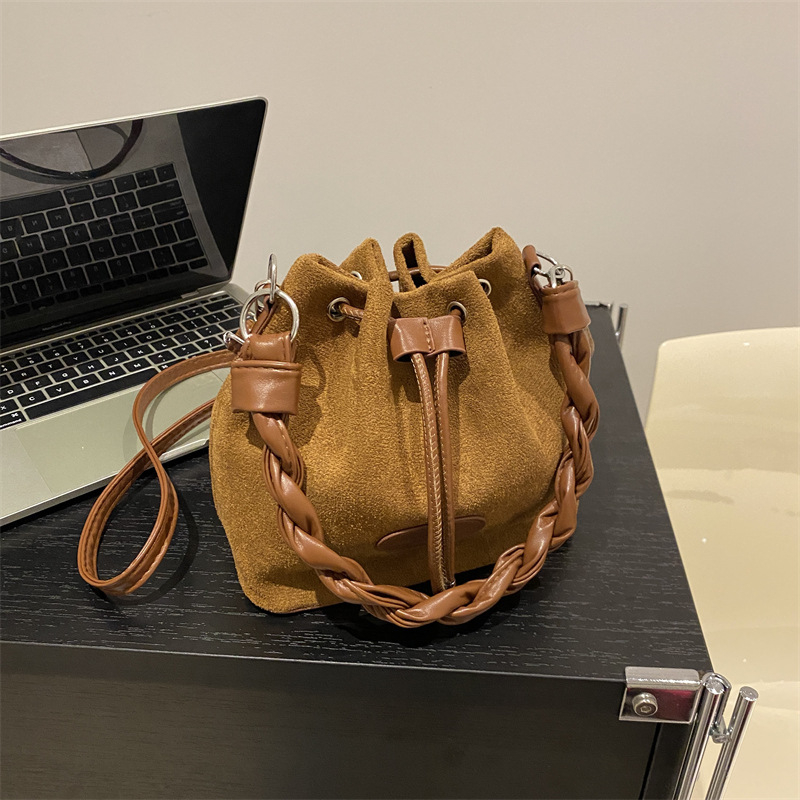 Bucket bag textură frosted, formă verticală pătrată, deschidere cu fermoar, buzunar interior cu fermoar, căptușeală poliester