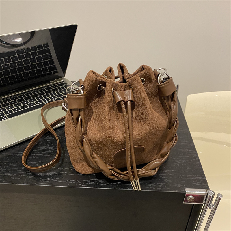 Bucket bag textură frosted, formă verticală pătrată, deschidere cu fermoar, buzunar interior cu fermoar, căptușeală poliester