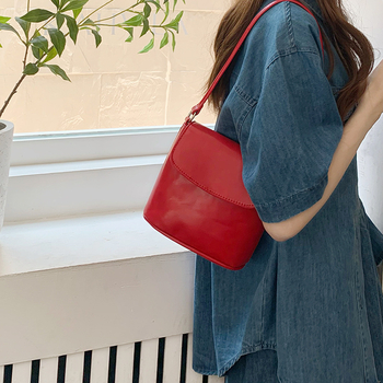 PU bucket torba s magnetskim zatvaračem, unutarnji džep sa zipom, jedna naramenica – street fashion, proljeće 2025