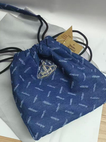 Geantă din denim, tip coș, cu închidere prin șnur, buzunar interior cu fermoar, căptușeală din poliester — stil urban, toamnă 2025.