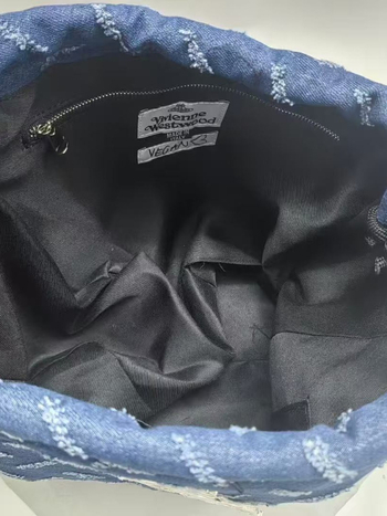 Geantă din denim, tip coș, cu închidere prin șnur, buzunar interior cu fermoar, căptușeală din poliester — stil urban, toamnă 2025.