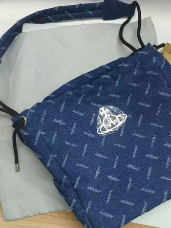 Geantă din denim, tip coș, cu închidere prin șnur, buzunar interior cu fermoar, căptușeală din poliester — stil urban, toamnă 2025.