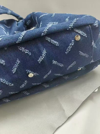 Geantă din denim, tip coș, cu închidere prin șnur, buzunar interior cu fermoar, căptușeală din poliester — stil urban, toamnă 2025.