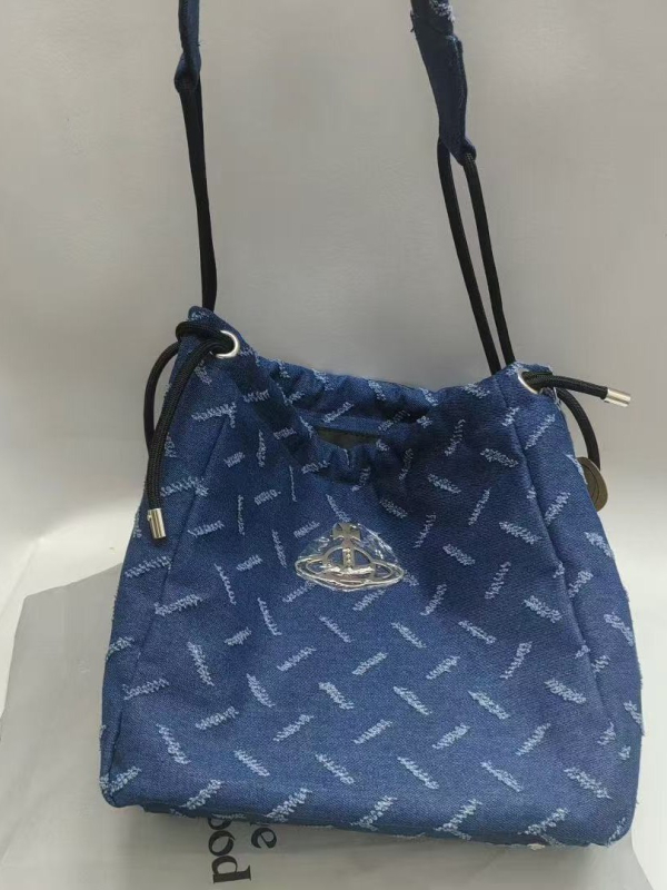 Geantă din denim, tip coș, cu închidere prin șnur, buzunar interior cu fermoar, căptușeală din poliester — stil urban, toamnă 2025.