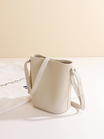 PU anyagú vödrös táska mágneszáras záródással, belső zipzáros rekesz és telefonrekesz, poliészter bélés, városi minimalista stílus