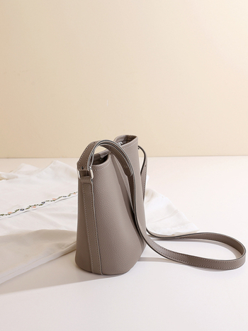 PU anyagú vödrös táska mágneszáras záródással, belső zipzáros rekesz és telefonrekesz, poliészter bélés, városi minimalista stílus