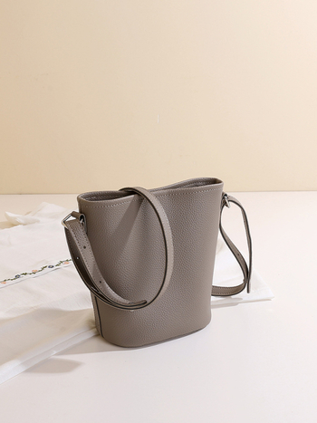 PU anyagú vödrös táska mágneszáras záródással, belső zipzáros rekesz és telefonrekesz, poliészter bélés, városi minimalista stílus