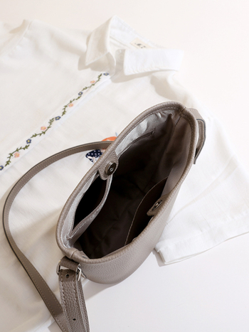 PU anyagú vödrös táska mágneszáras záródással, belső zipzáros rekesz és telefonrekesz, poliészter bélés, városi minimalista stílus