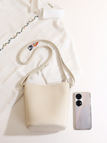 PU anyagú vödrös táska mágneszáras záródással, belső zipzáros rekesz és telefonrekesz, poliészter bélés, városi minimalista stílus