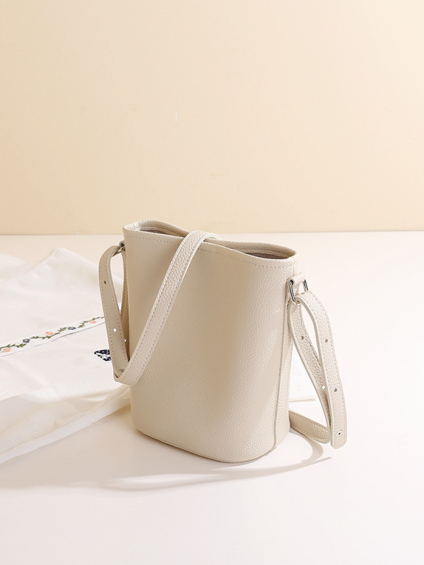 PU anyagú vödrös táska mágneszáras záródással, belső zipzáros rekesz és telefonrekesz, poliészter bélés, városi minimalista stílus