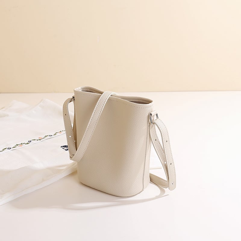 PU anyagú vödrös táska mágneszáras záródással, belső zipzáros rekesz és telefonrekesz, poliészter bélés, városi minimalista stílus