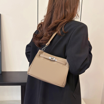 Geantă de damă din piele naturală, tip găleată, din piele de vită de prim strat; închidere cu fermoar; compartimente interioare: buzunar și buzunar cu fermoar; curea de umăr