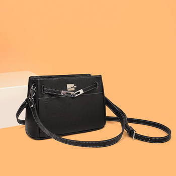 Geantă de damă din piele naturală, tip găleată, din piele de vită de prim strat; închidere cu fermoar; compartimente interioare: buzunar și buzunar cu fermoar; curea de umăr