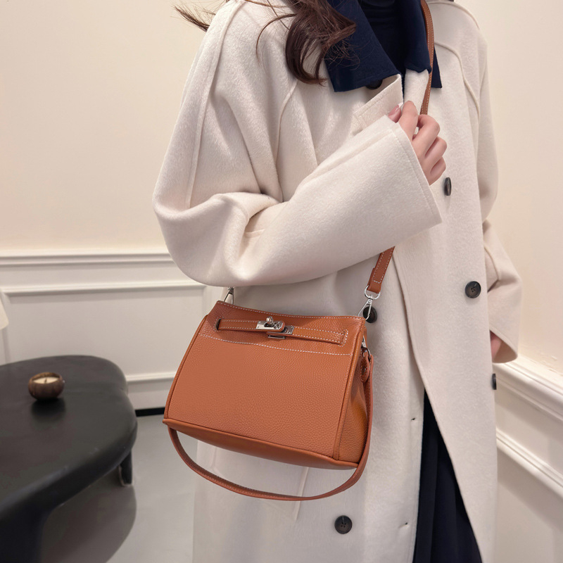 Geantă de damă din piele naturală, tip găleată, din piele de vită de prim strat; închidere cu fermoar; compartimente interioare: buzunar și buzunar cu fermoar; curea de umăr