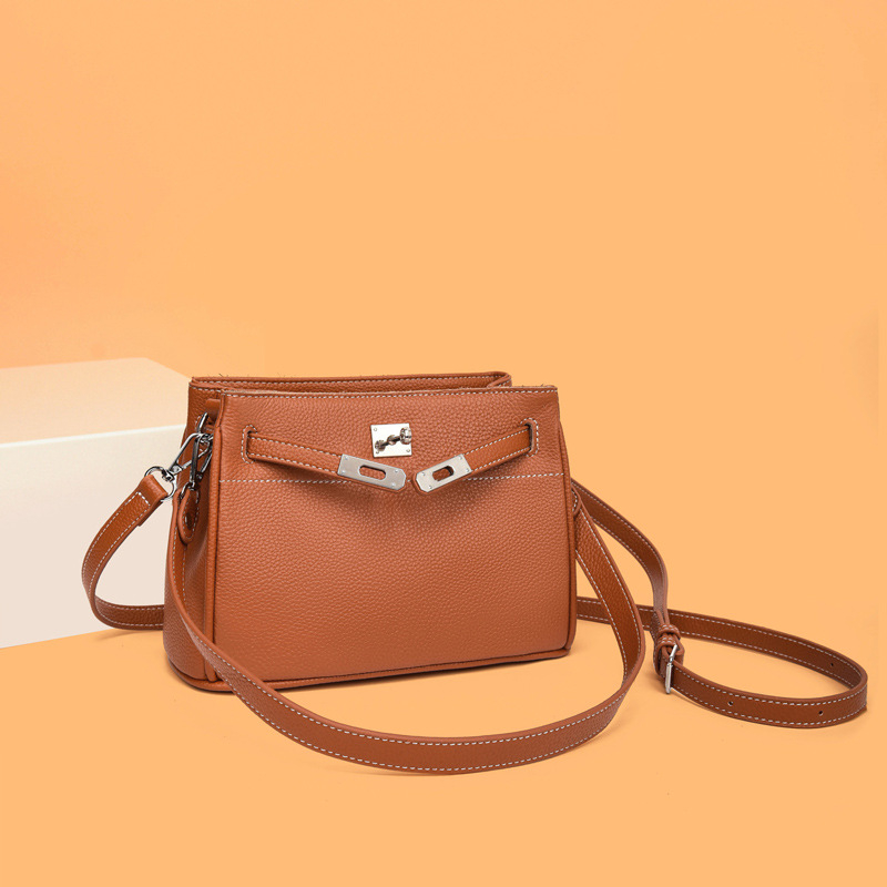 Geantă de damă din piele naturală, tip găleată, din piele de vită de prim strat; închidere cu fermoar; compartimente interioare: buzunar și buzunar cu fermoar; curea de umăr