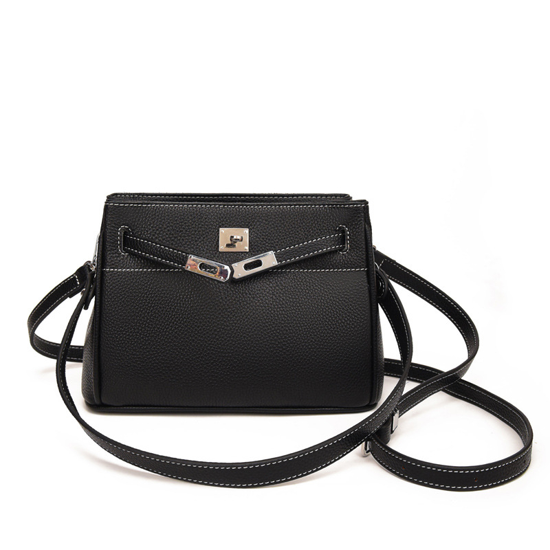 Geantă de damă din piele naturală, tip găleată, din piele de vită de prim strat; închidere cu fermoar; compartimente interioare: buzunar și buzunar cu fermoar; curea de umăr