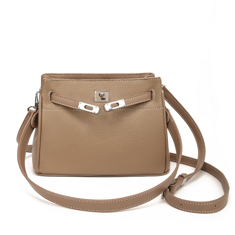 Geantă de damă din piele naturală, tip găleată, din piele de vită de prim strat; închidere cu fermoar; compartimente interioare: buzunar și buzunar cu fermoar; curea de umăr