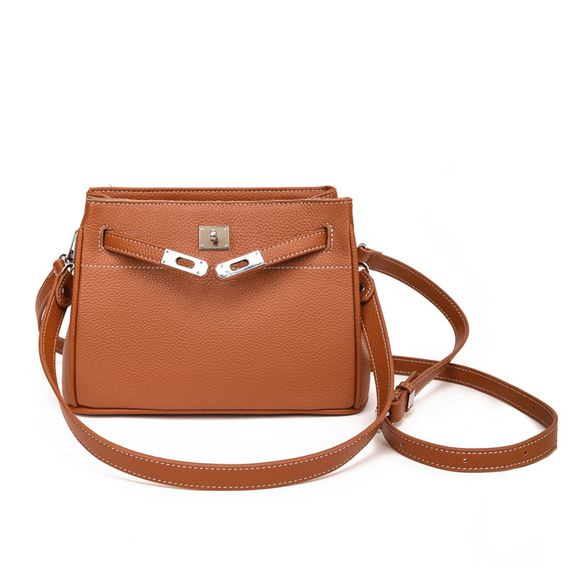 Geantă de damă din piele naturală, tip găleată, din piele de vită de prim strat; închidere cu fermoar; compartimente interioare: buzunar și buzunar cu fermoar; curea de umăr