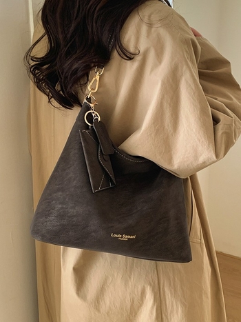 Geantă de tip găleată din PU pentru naveta zilnică, cu închidere magnetică, căptușeală din poliester, buzunare interne: buzunar cu fermoar, buzunar pentru telefon și buzunar pentru documente