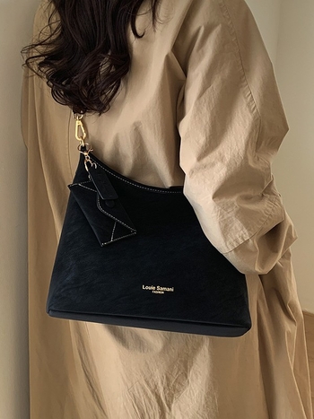 Geantă de tip găleată din PU pentru naveta zilnică, cu închidere magnetică, căptușeală din poliester, buzunare interne: buzunar cu fermoar, buzunar pentru telefon și buzunar pentru documente