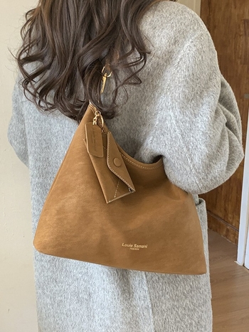 Geantă de tip găleată din PU pentru naveta zilnică, cu închidere magnetică, căptușeală din poliester, buzunare interne: buzunar cu fermoar, buzunar pentru telefon și buzunar pentru documente