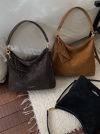 Geantă de tip găleată din PU pentru naveta zilnică, cu închidere magnetică, căptușeală din poliester, buzunare interne: buzunar cu fermoar, buzunar pentru telefon și buzunar pentru documente