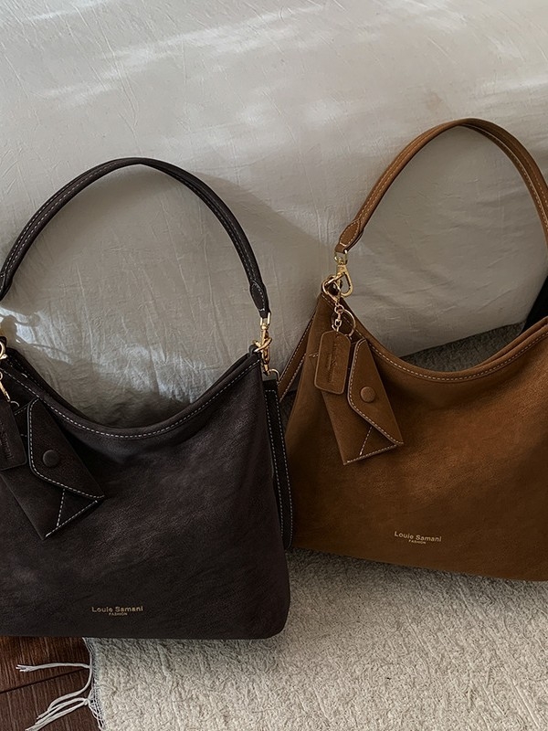 Geantă de tip găleată din PU pentru naveta zilnică, cu închidere magnetică, căptușeală din poliester, buzunare interne: buzunar cu fermoar, buzunar pentru telefon și buzunar pentru documente