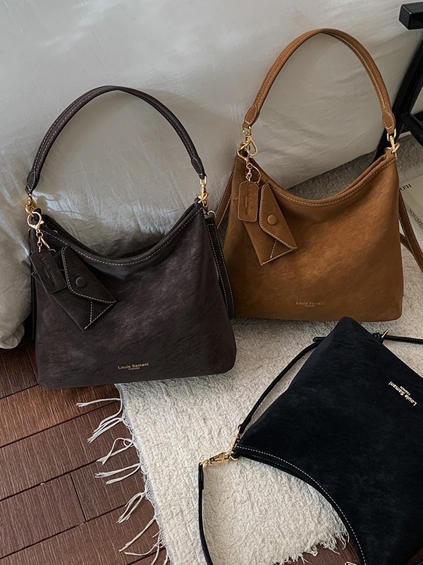 Geantă de tip găleată din PU pentru naveta zilnică, cu închidere magnetică, căptușeală din poliester, buzunare interne: buzunar cu fermoar, buzunar pentru telefon și buzunar pentru documente