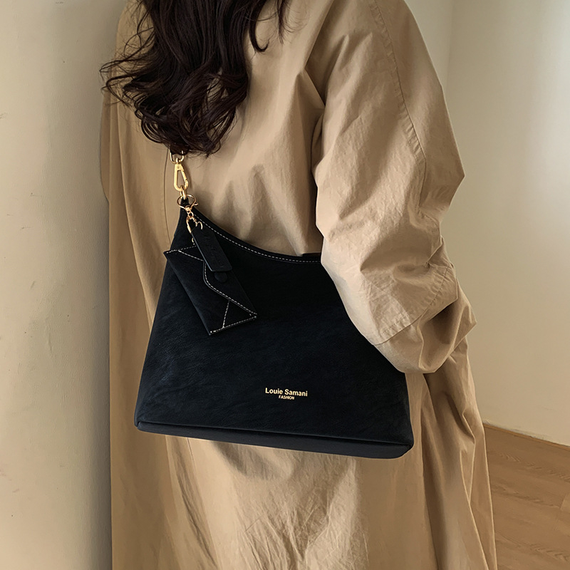 Geantă de tip găleată din PU pentru naveta zilnică, cu închidere magnetică, căptușeală din poliester, buzunare interne: buzunar cu fermoar, buzunar pentru telefon și buzunar pentru documente